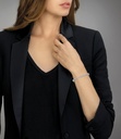 messika-bracelet-skinny-emeraude-vertical-porte-6556_8798b23e-2574-4cc7-a2b3-10ce39372b58.jpg