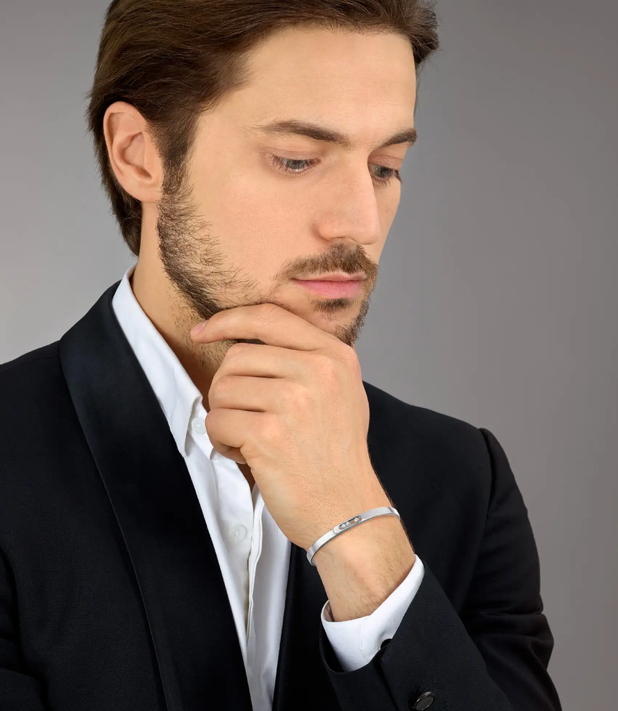 messika-bangle-move-noa-pm-homme-porte_2_cd318e33-0738-4278-af47-bdf53dc1bc61.png