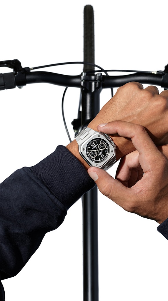 br05-chrono-black-steel-steel-porte-4_875ee484-c042-486b-844b-6c02619090f4.jpg