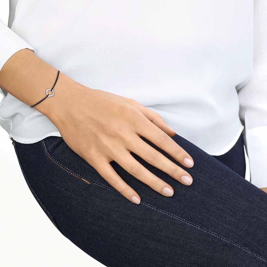 bracelet-dinh-van-impression-petit-modele-en-or-blanc-sur-cordon_076c5ed6-f02a-4a79-b207-26c2c4c92ab9.jpg