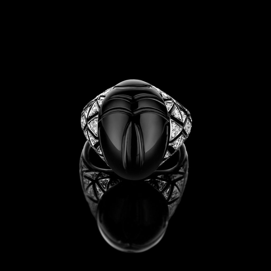 bare_scarab_rings_whitegold_onyx_1_dc5b564a-33f8-4f93-acc8-20367f8085e6.jpg