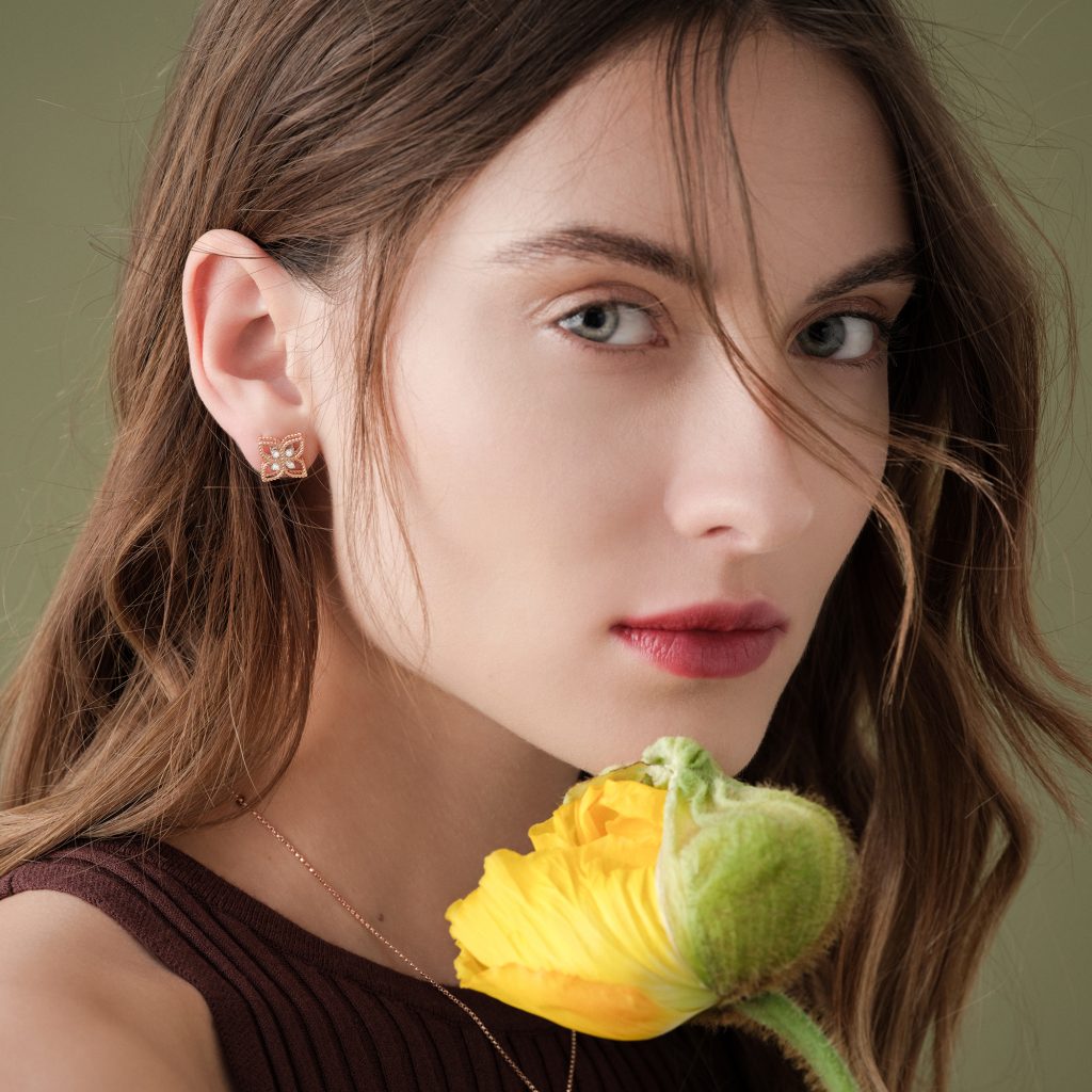 roberto-coin-princess-flower-earrings-18k-gold-with-diamond-one-flower-small-version-adr777ea2666_wear-1024x1024_cde4b713-4335-481b-8ee5-5662156f87a4.jpg