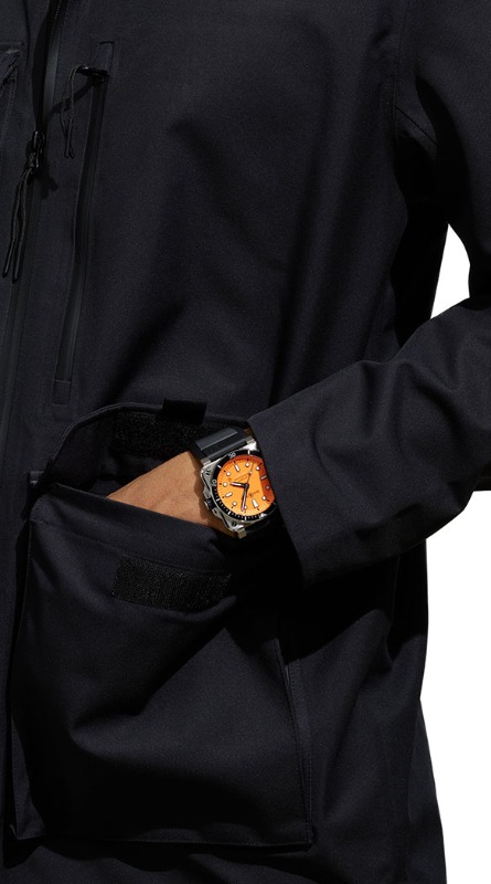 br0392-diver-orange-porté-2_18fc17c1-6e09-48a5-9443-c28a903fe51c.jpg