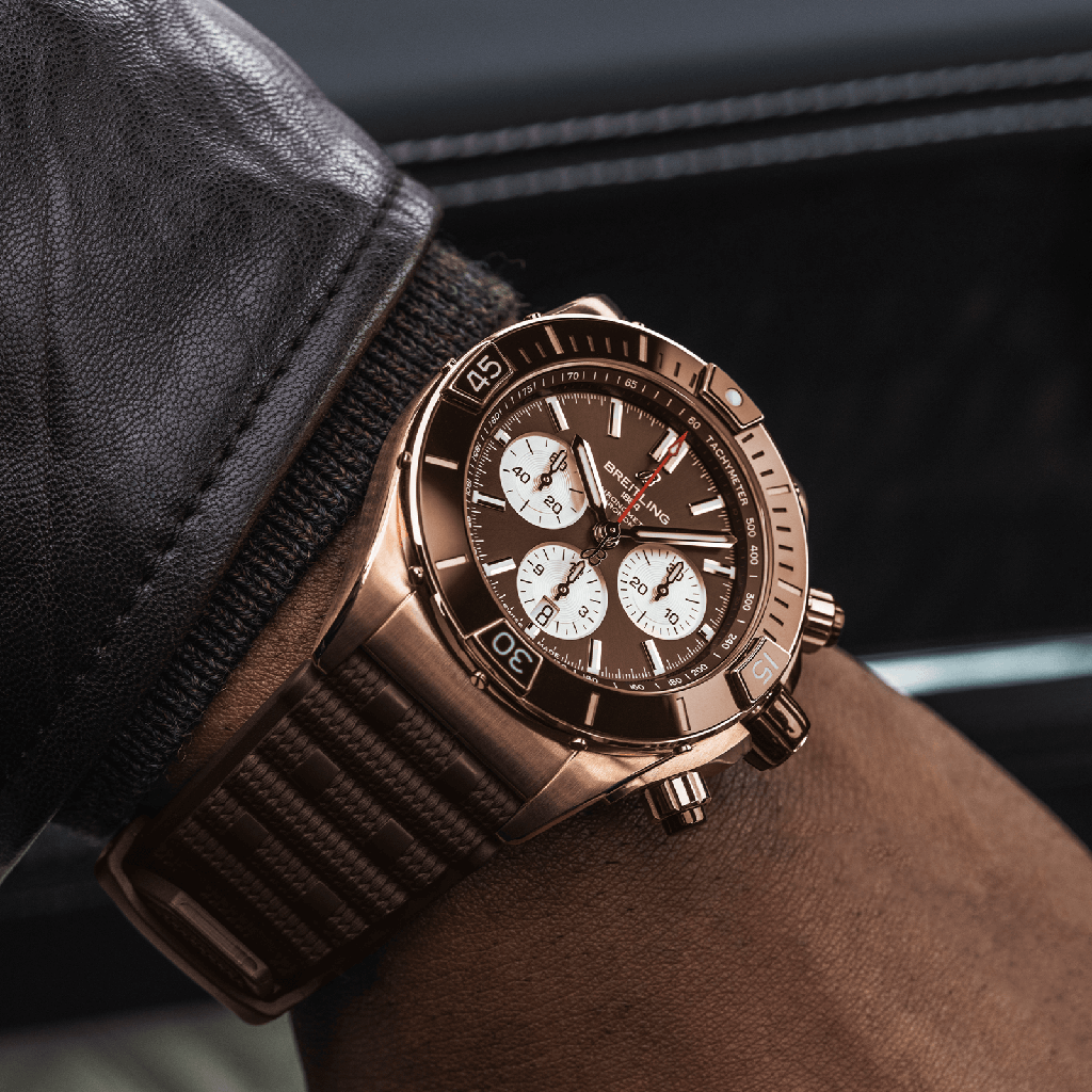rb0136e31q1s1-super-chronomat-b01-44-real-wristshot_e4351845-07c7-45bd-8914-1051a2fbfcf3.png