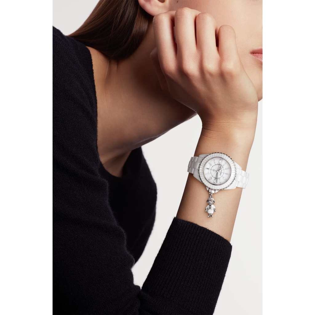 mademoiselle-j12-acte-ii-watch-33-mm-white-silver-white-ceramic-white-gold-diamond-packshot-portee-h6478-8840090320926_317243f4-491f-49a9-a0ba-f61a11a7e234.jpg