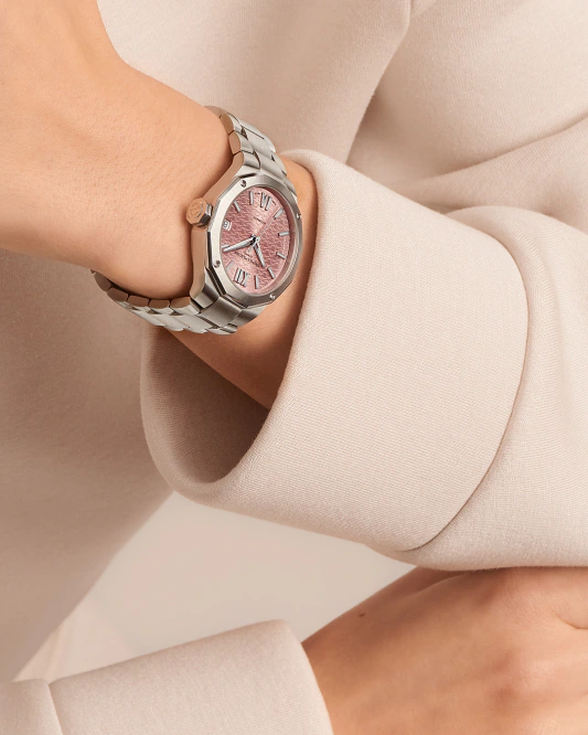 m0a10675-on-wrist_9b5742c1-c45b-45ed-9e7b-299879c405fc.png