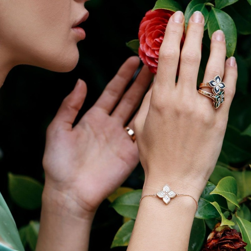 princess-flower-bracelet-in-18kt-rose-gold-with-mother-of-pearl-diamonds_e123a779-30bd-4ad9-bbb0-e87786eee901.jpg