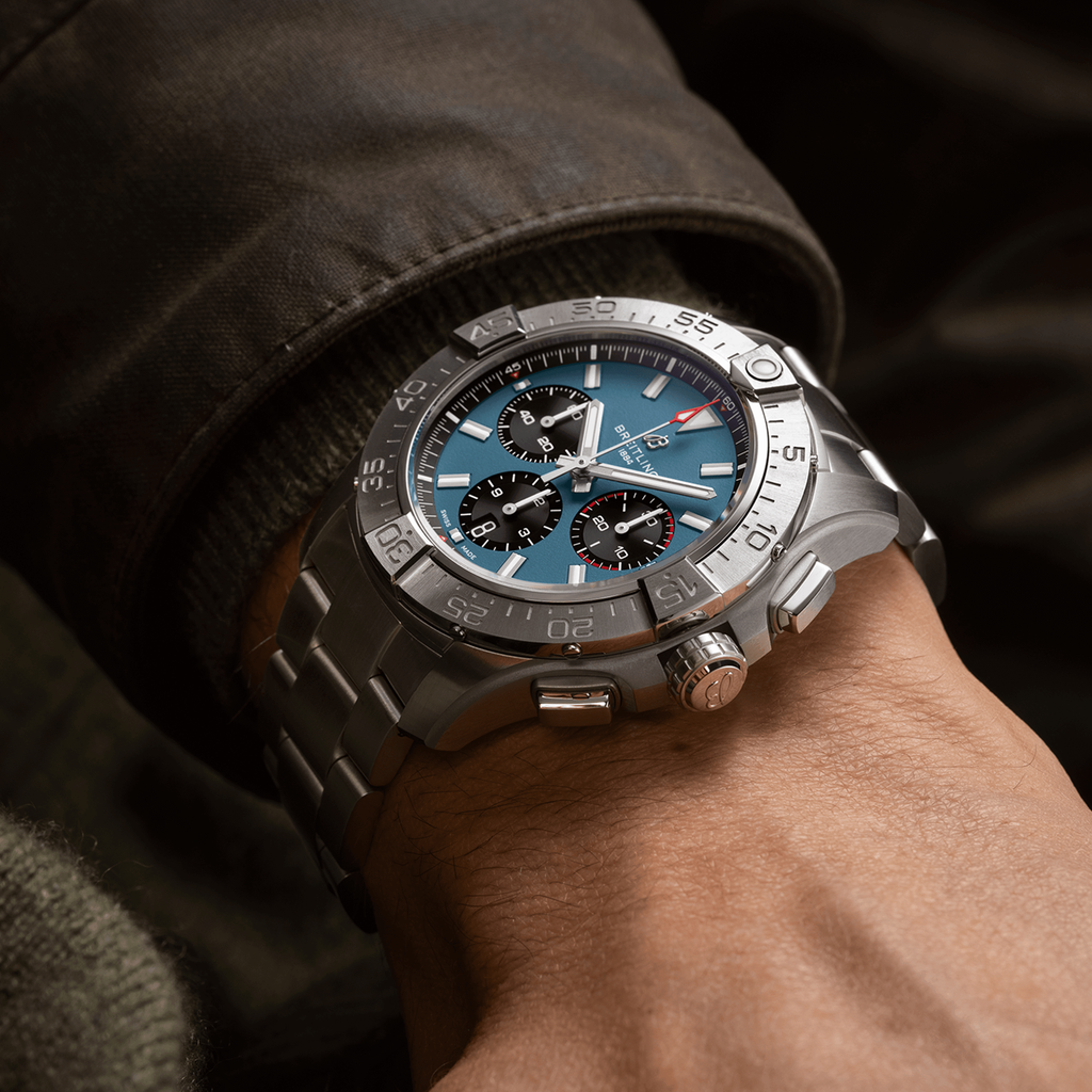 ab0147101c1a1-avenger-chronograph-b01-44-blue-metal-wrist-shot-ecom_e148fbcd-757c-4bc9-b0bb-001b2669dad5.png