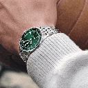 navitimer-41-auto-a17329371l1a1-green-metal-bracelet-wrist-shot-ecom-2_f93f6eff-e439-4165-b7ac-03943aefdcbb.png