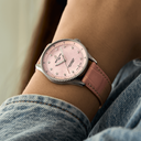 a77320d91k1p1-navitimer-32-on-wrist-2_81da8654-03c3-41a9-82b7-4e9ba535066f.png
