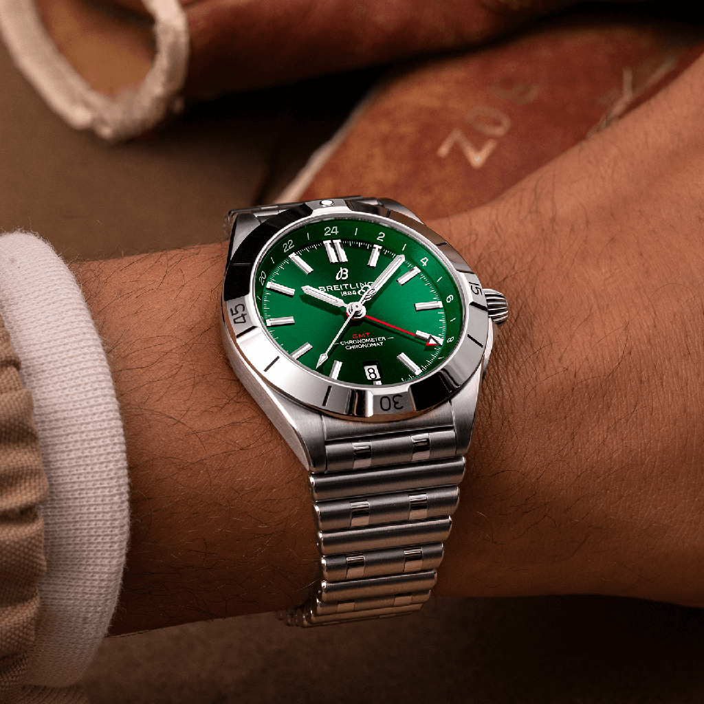 a32398101l1a1-chronomat-automatic-gmt-40-on-wrist_816ed03c-4583-454a-9aeb-0923c1b9e663.png