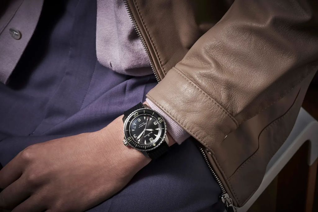 5010_12b30_b64_fifty_fathoms_automatique_lifestyle_6_hodinkee_jp_rgb_68c5f142-f027-465c-922f-713e8bda380f.png