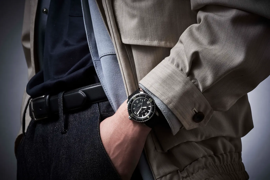 5010_12b30_b64_fifty_fathoms_automatique_lifestyle_2_hodinkee_jp_rgb_efcf2aba-ebf9-4073-8d52-a8bb4d928acd.png