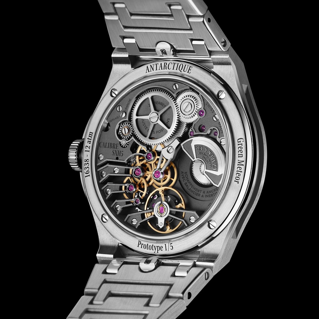 czapek_green_meteor_0003_3bdf9296-e82c-482d-bd9d-a482f1b50880.jpg