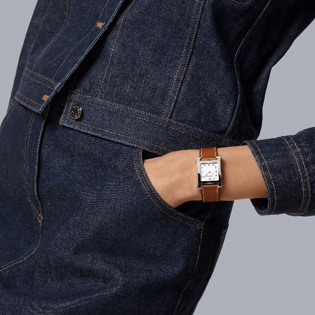 heure-h-watch-medium-model-30mm--036793ww00-worn-2-0-0-1600-1600-q99_g_22314c4e-0338-4be0-bede-c9726f78f094.png