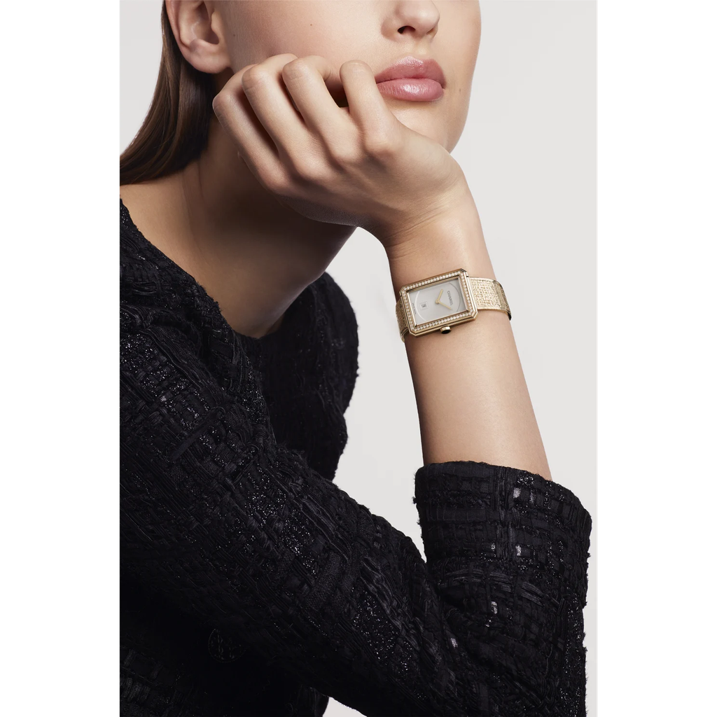 h5315_on_wrist_b9e558cb-d148-4ea9-bede-598210e909ea.png