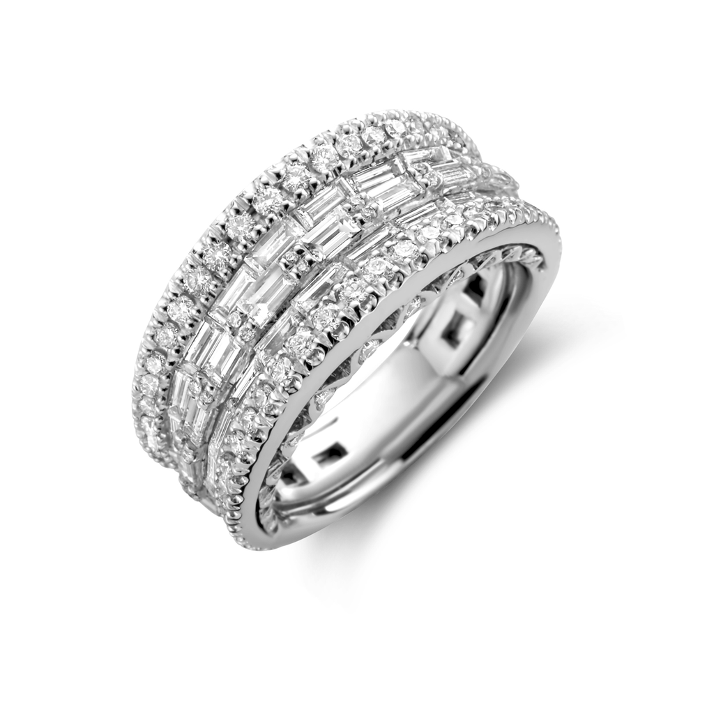 Ring with diamonds