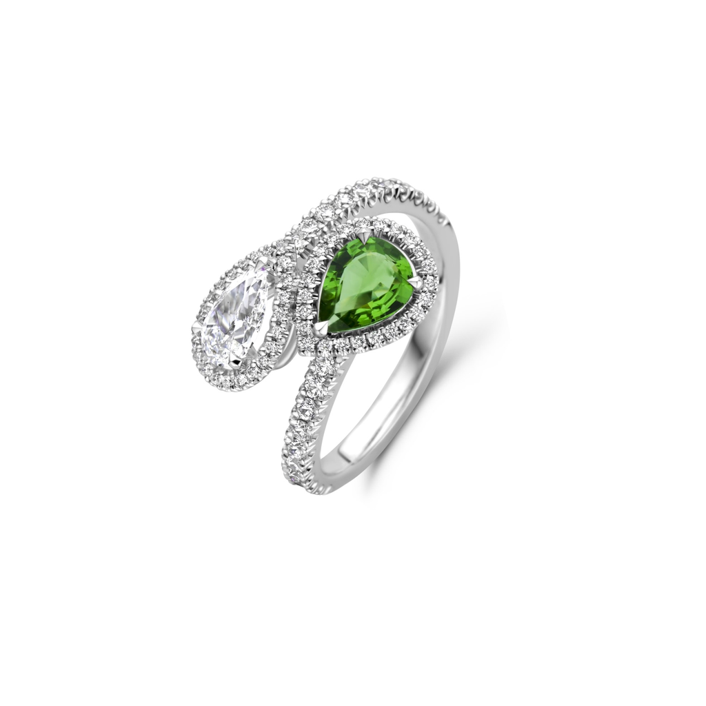 White gold ring with emerald and diamonds
