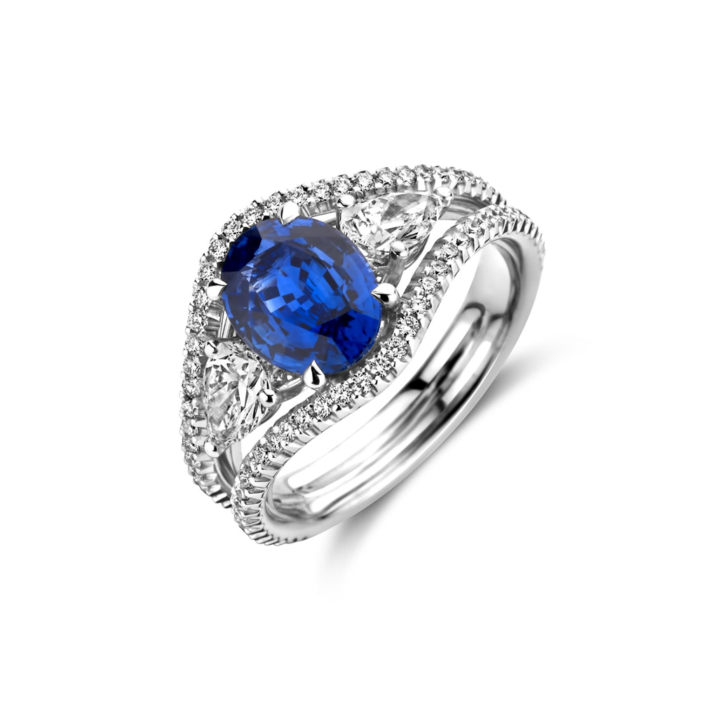 Whitegold ring with saphire and diamonds