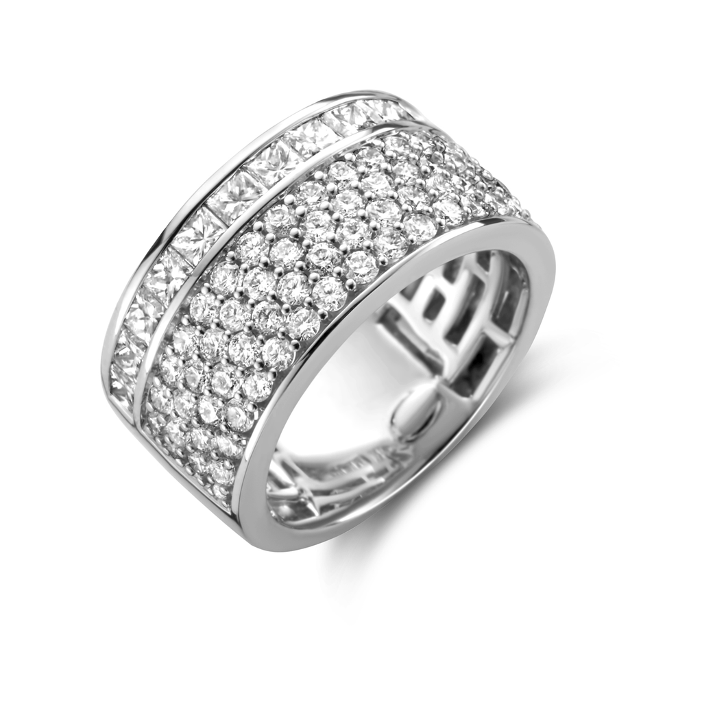 Ring with diamonds